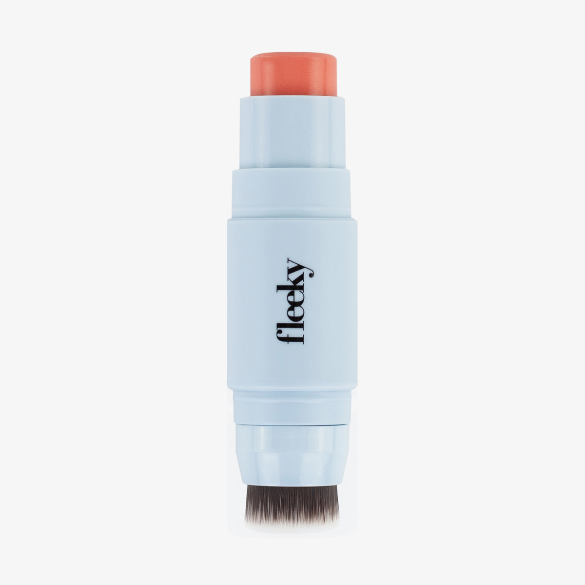 Hellblauer Blush Stick – 2-in-1 Creme Rouge mit Pinsel in der Farbe Blossom mit korallenfarbenem Rouge an einem und kleinem Pinsel am anderen Ende.