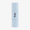 Hellblauer Blush Stick mit schwarzem fleeky Logo vor weißem Hintergrund.