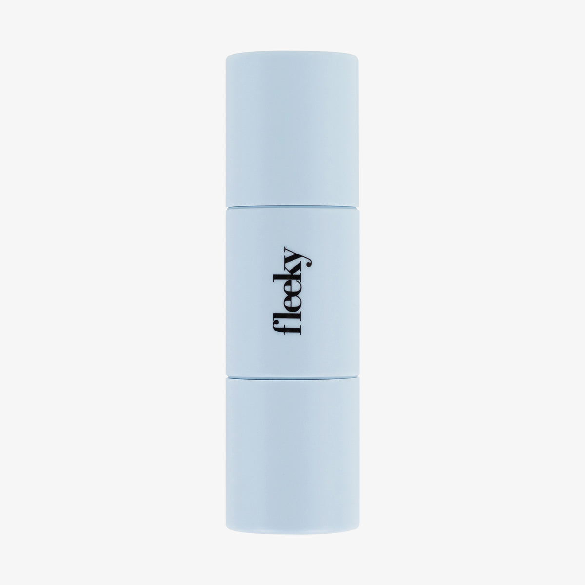 Hellblauer Blush Stick mit schwarzem fleeky Logo vor weißem Hintergrund.