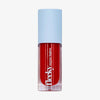 Transparente Tube fleeky Plumpy Lip Gloss Cherry Red mit hellblauem Deckel vor weißem Hintergrund.