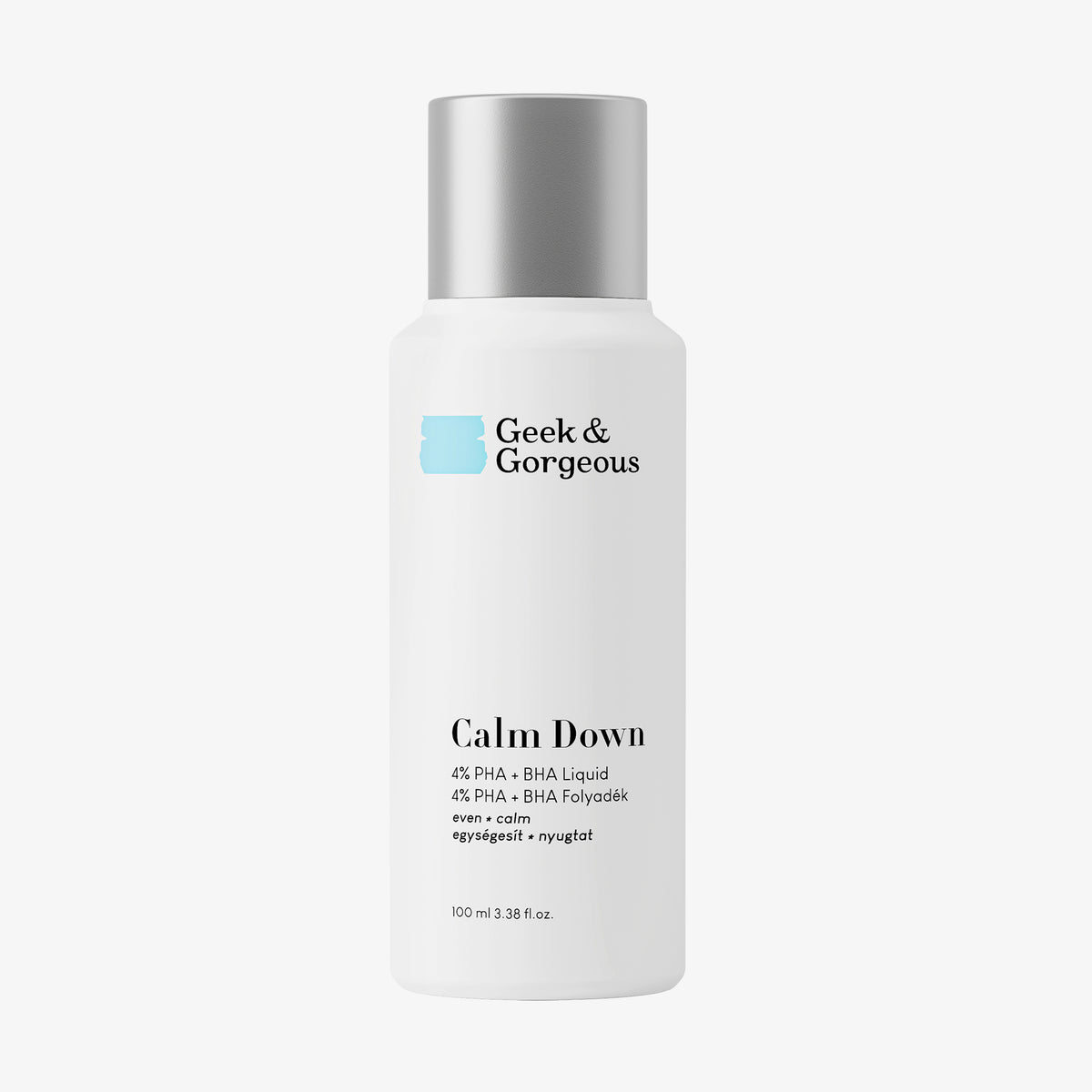 Eine weiße Flasche Calm Down Toner von Geek & Gorgeous mit silbernem Deckel vor weißem Hintergrund.