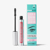 Offene silberne Tube Lash & Brow Enhancing Serum neben seiner türkisen Verpackung auf weißem Hintergrund.