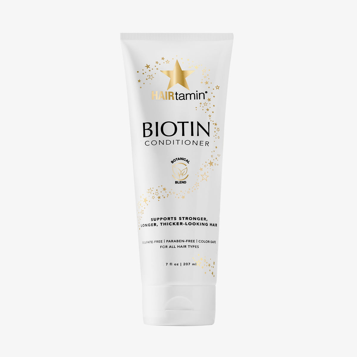 Auf einem schlichten Hintergrund ist eine weiße Tube Biotin Conditioner mit goldenem und schwarzem Text abgebildet.