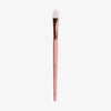 Der K1: Eye & Lip Glitter Pigment Brush von Karla Cosmetics mit rosa Griff, goldener Zwinge und Silikonspitze auf weißem Hintergrund.