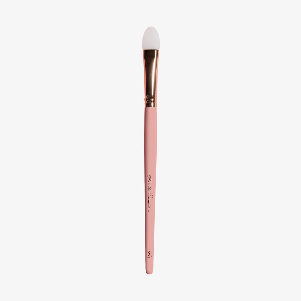 Der K1: Eye & Lip Glitter Pigment Brush von Karla Cosmetics mit rosa Griff, goldener Zwinge und Silikonspitze auf weißem Hintergrund.