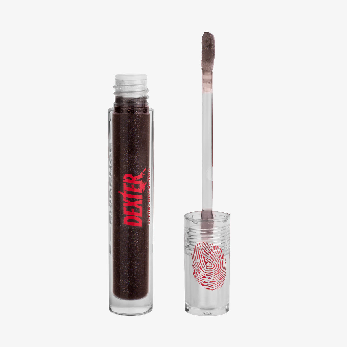 Auf weißem Hintergrund ist eine Tube Dexter Lip Oil Aconite von Lethal Cosmetics mit geöffnetem Applikator abgebildet.