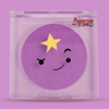 Transparente Kompaktdose des Lethal Cosmetics Adventure Time Blush Lumpy Space Princess mit lila Inhalt und Abbildung des Gesichts des Charakters.