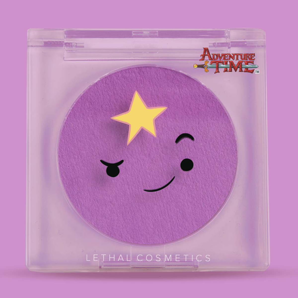 Transparente Kompaktdose des Lethal Cosmetics Adventure Time Blush Lumpy Space Princess mit lila Inhalt und Abbildung des Gesichts des Charakters.