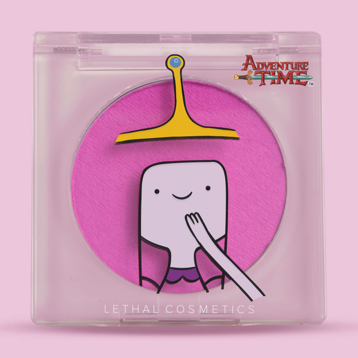 Transparente Kompaktdose des Lethal Cosmetics Adventure Time Blush Princess Bubblegum mit pinkem Inhalt und Abbildung des Gesicht des Charakters.