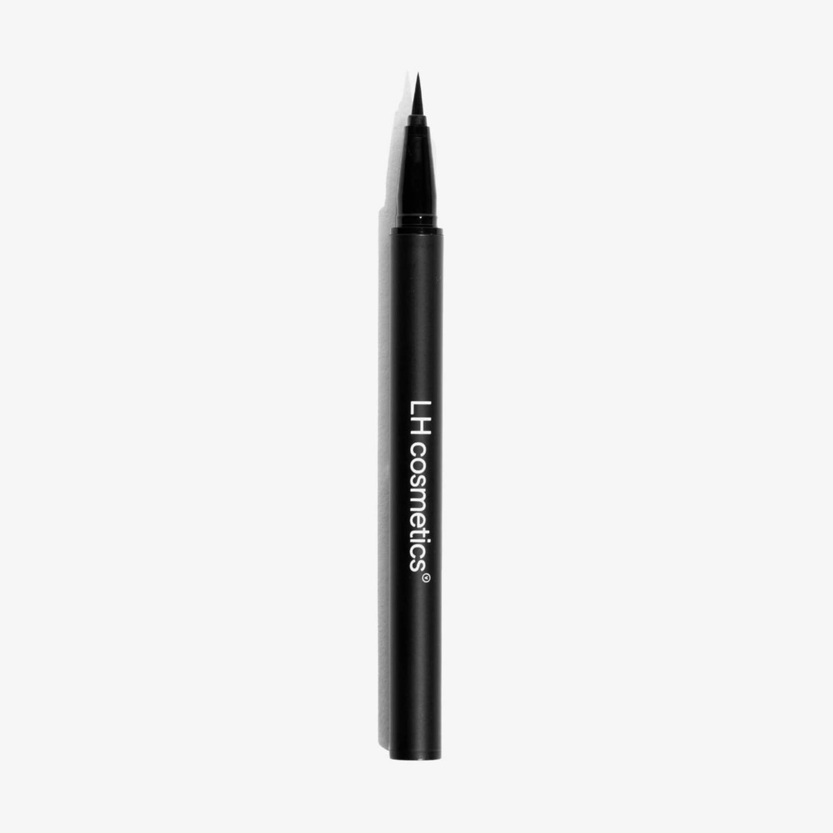 Schwarzer Infinity Ink Eyeliner von LH Cosmetics ohne Deckel mit seitlich aufgedruckten Markennamen vor weißem Hintergrund.
