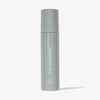 Eine graue Flasche „LH Cosmetics On Set – Subtle Glow Setting Spray“ wird vor einem weißen Hintergrund präsentiert.