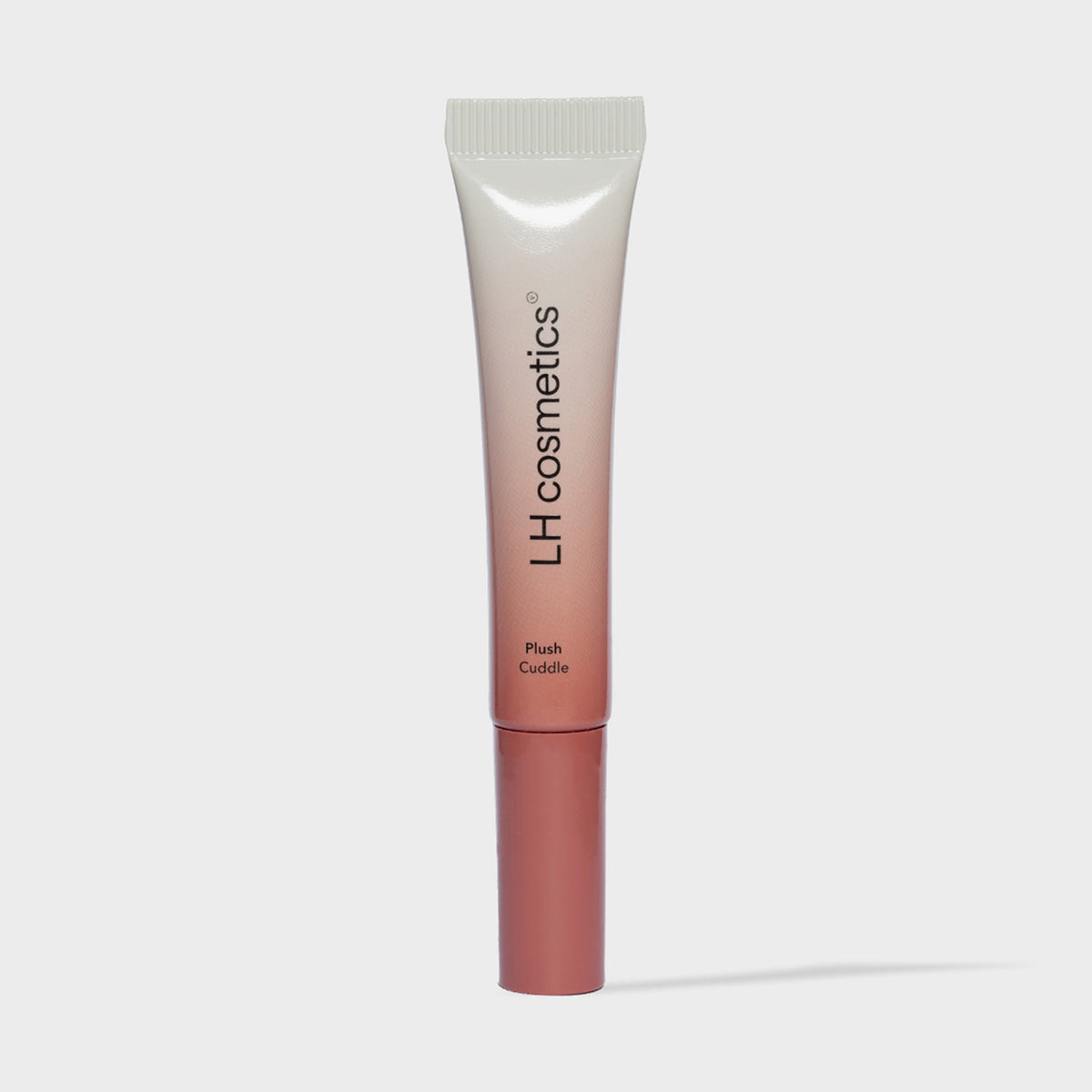Eine Tube Plush Cuddle von LH Cosmetics mit weiß-rosé Farbverlauf auf weißem Hintergrund.