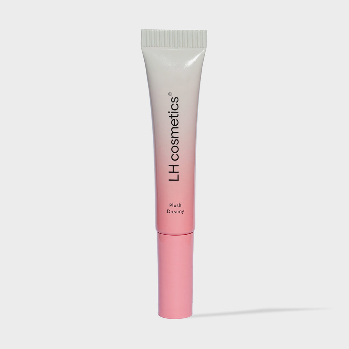 Eine Tube Plush Dreamy von LH Cosmetics mit weiß-rosa Farbverlauf auf weißem Hintergrund.