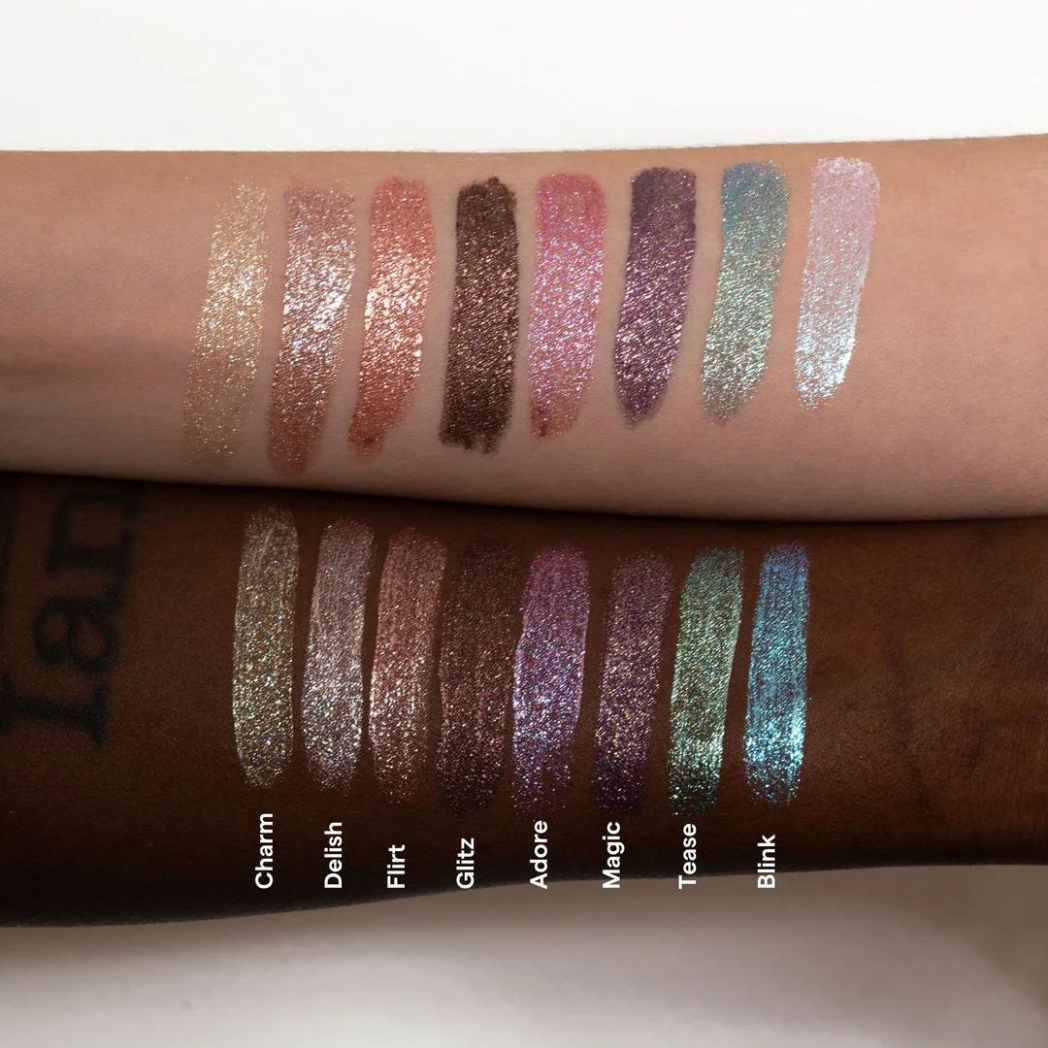 Zwei Unterarme in hellem und dunklem Hautton mit acht schimmernden und glitzernden Farbstreifen der Sparkl Farben.