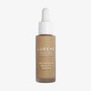 Mattierte transparente Flasche Lumene INVISIBLE ILLUMINATION Glow Beauty Serum in Universal Tan mit einem weißen Tropfverschluss.