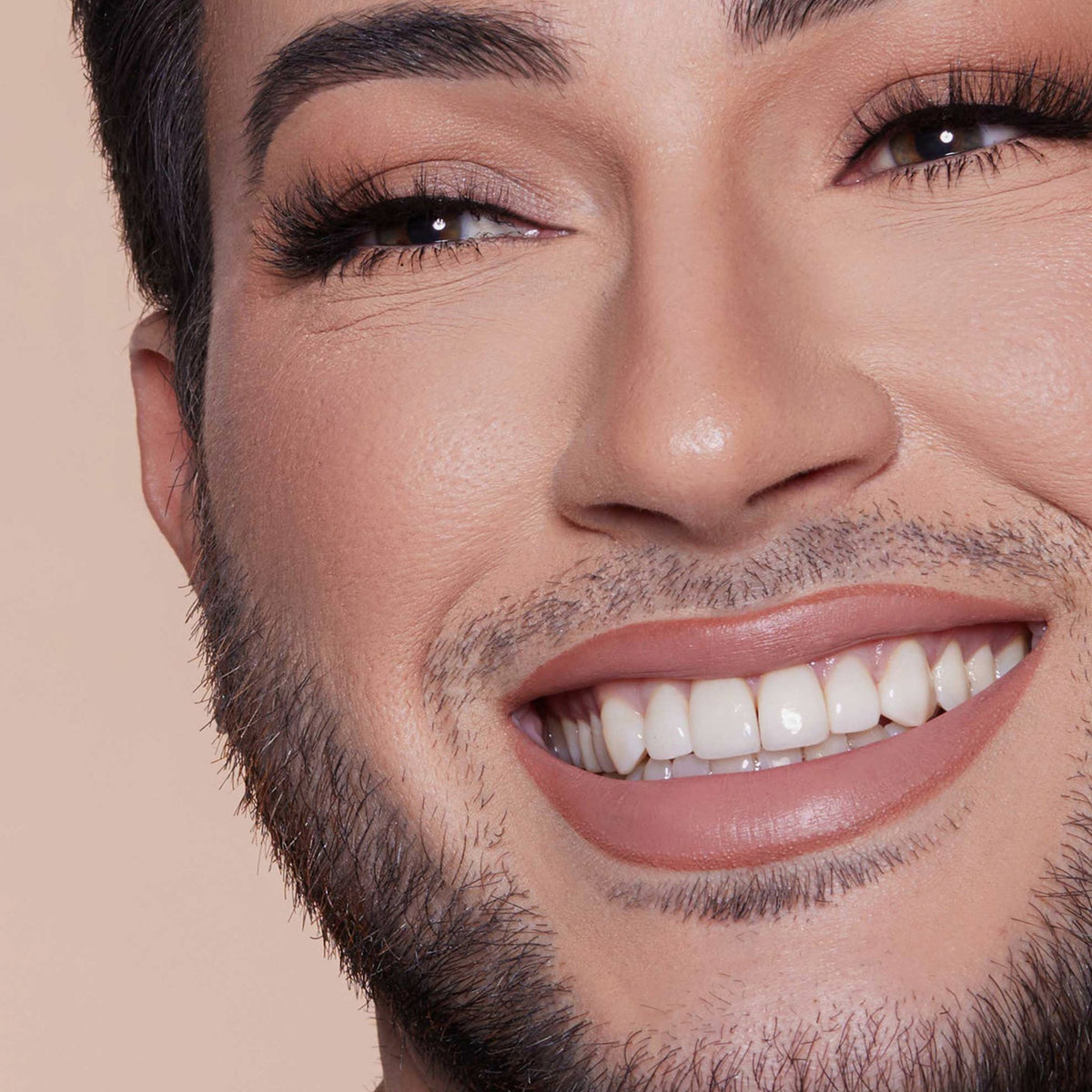 Nahaufnahme einer lächelnden Person mit strahlend weißen Zähnen, die ein mit Lunar Beauty Lip Pencil verstärktes Make-up trägt.
