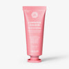 Eine rosafarbene Tube der maria nila Booster Masque Luminous Colour steht aufrecht vor einem weißen Hintergrund.