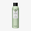 Grüne Flasche maria nila Dry Shampoo mit einer schwarzen Kappe ist vor einem weißen Hintergrund abgebildet.