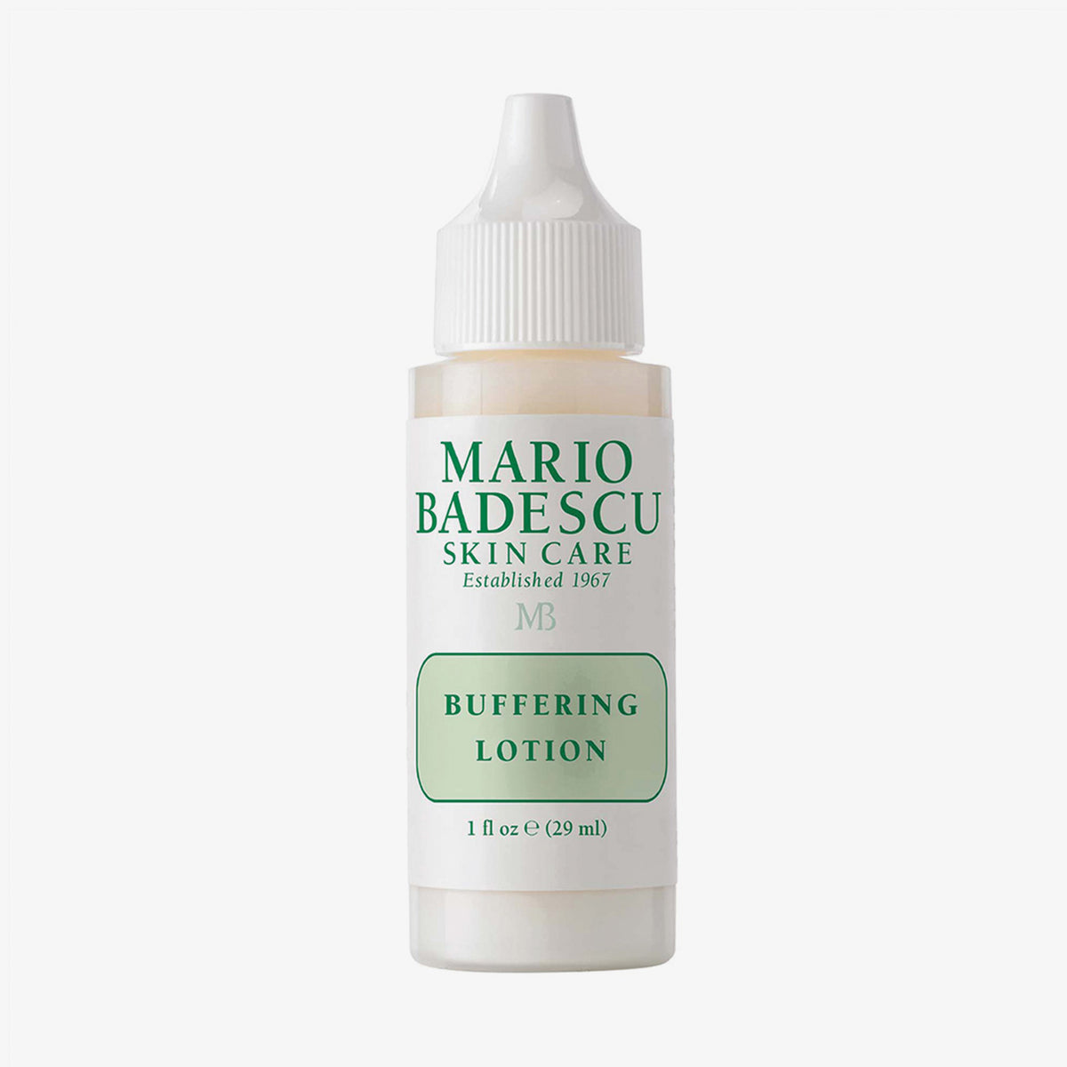 Eine weiße Flasche Mario Badescu Buffering Lotion mit einem grün-weißen Etikett ist vor einem weißen Hintergrund abgebildet.