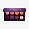 Die Bad Side Zodiac Eyeshadow Palette bietet acht farbenfrohe Farbtöne in einer offenen Palette mit Verpackung im Sternbild-Design.