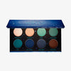 Die Bad Side Zodiac WATER Eyeshadow Palette umfasst acht Blautöne, jeder mit einem einzigartigen Namen wie „Manipulative“ und „Moody“.