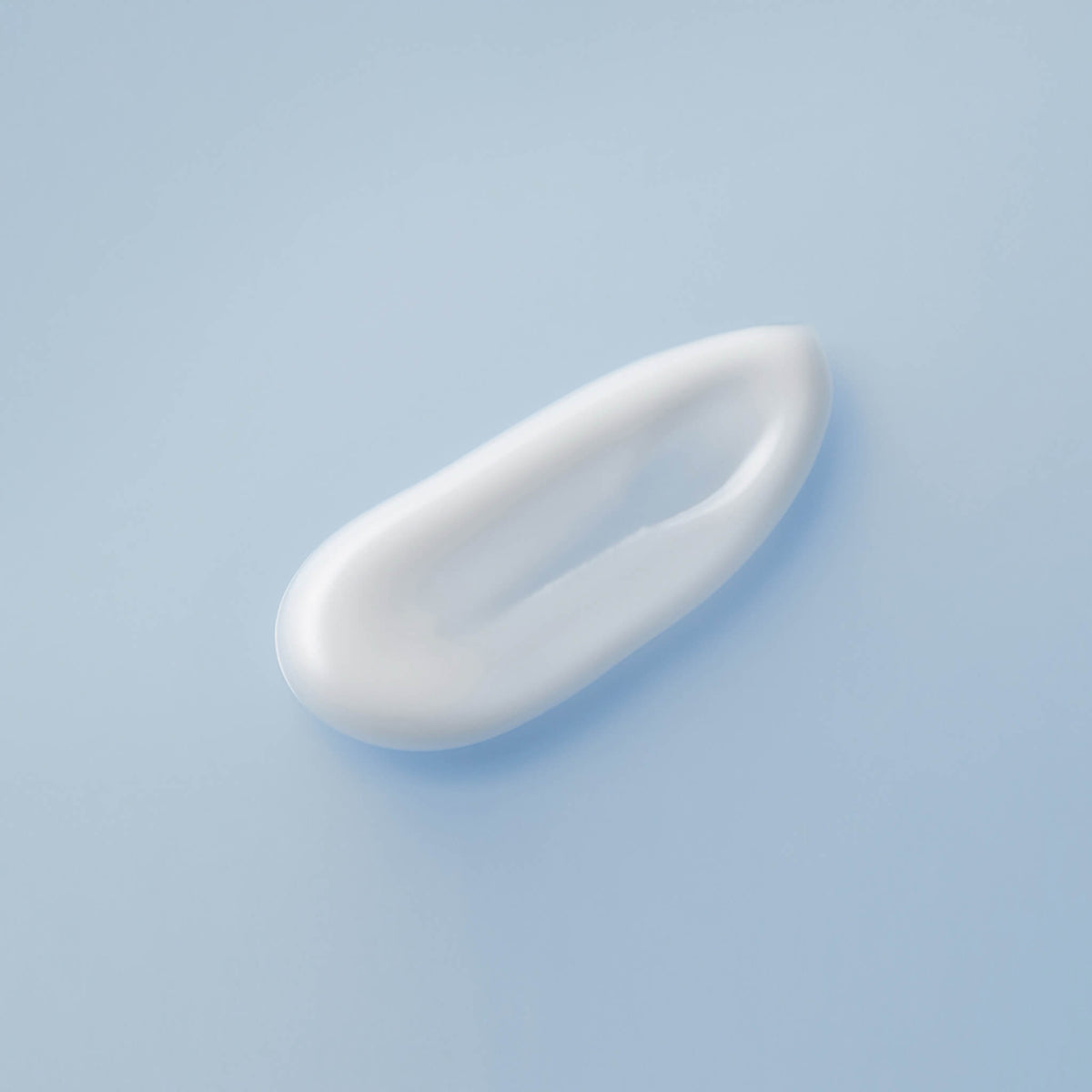 Auf einem hellblauen Hintergrund ist ein Klecks MIZON All In One Snail Repair Cream abgebildet.