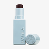 Ein hellblauer Contour Stick von NABLA Cosmetics mit Branding, der eine dunkle Produktkugel und die daneben liegende Kappe aufweist.