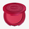 Ein offenes, rotes Kompaktetui mit NABLAs Close-Up Blurring Powder Blush in der Farbe endorphin.