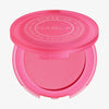 Ein offenes, rotes Kompaktetui mit NABLAs Close-Up Blurring Powder Blush in der Farbe lucky rose.