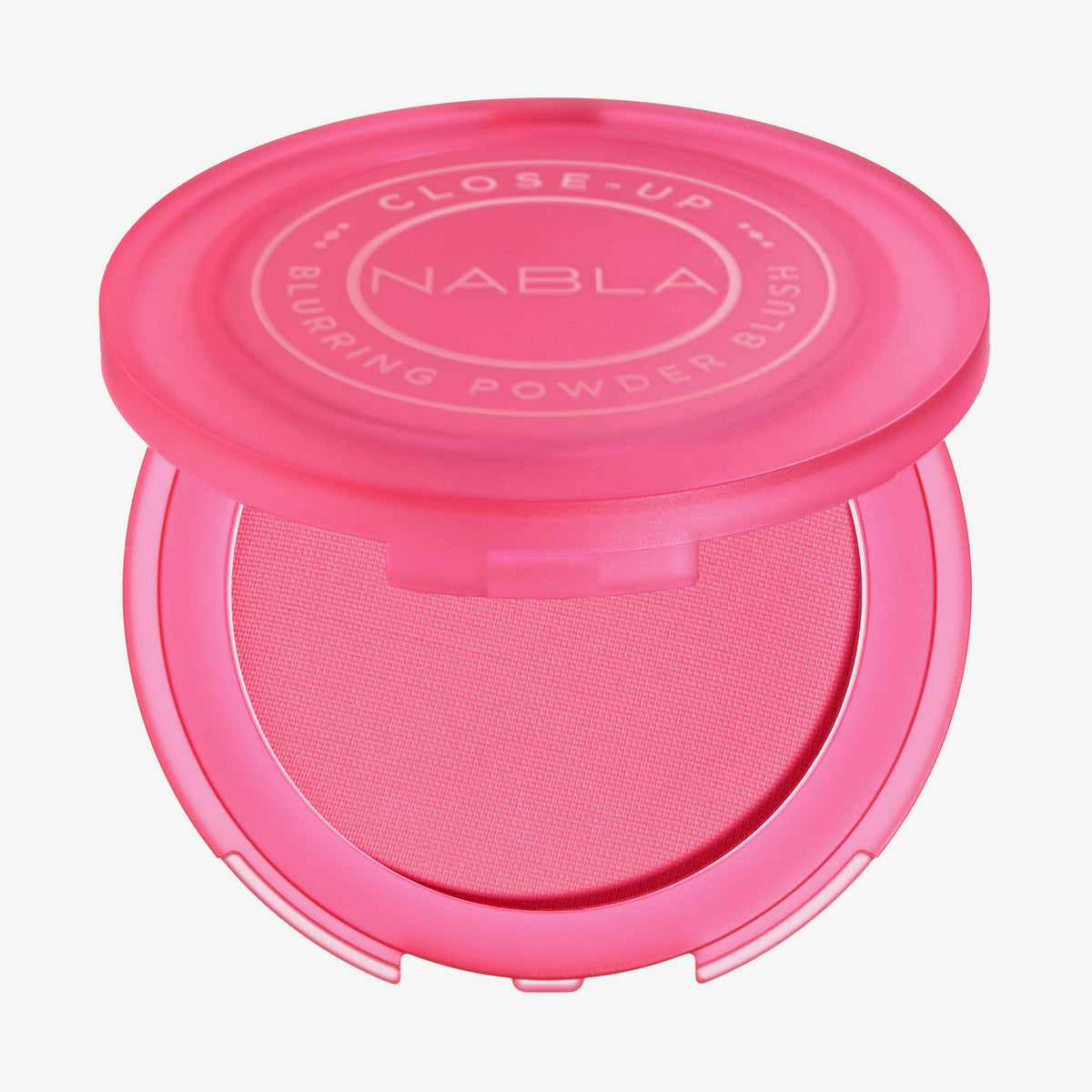 Ein offenes, rotes Kompaktetui mit NABLAs Close-Up Blurring Powder Blush in der Farbe lucky rose.
