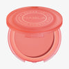 Ein offenes, rotes Kompaktetui mit NABLAs Close-Up Blurring Powder Blush in der Farbe paradise.