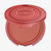 Ein offenes, rotes Kompaktetui mit NABLAs Close-Up Blurring Powder Blush in der Farbe satisfaction.