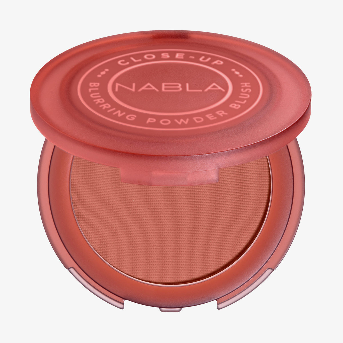 Ein offenes, rotes Kompaktetui mit NABLAs Close-Up Blurring Powder Blush in der Farbe satisfaction.