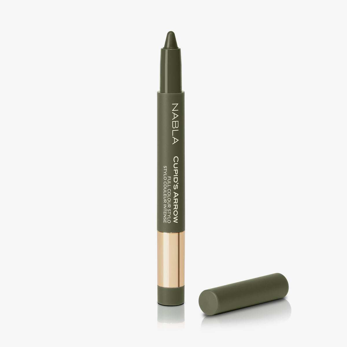 Olivgrüner Lidschattenstift von NABLA mit goldener Banderole und abgeschraubter Kappe. Produktname „Cupid’s Arrow“ ist seitlich in Weiß aufgedruckt.