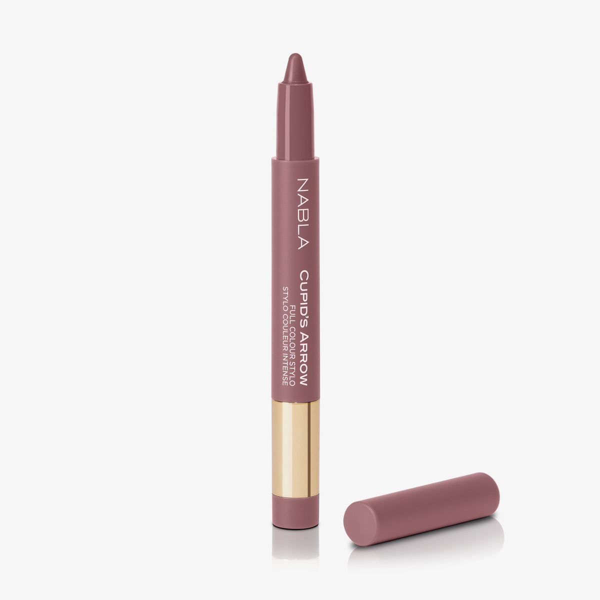 Ein rosébrauner Jumbo-Stift von NABLA namens „Cupid’s Arrow“. Der cremige Liner steht offen, daneben liegt die passende Kappe auf weißem Hintergrund.