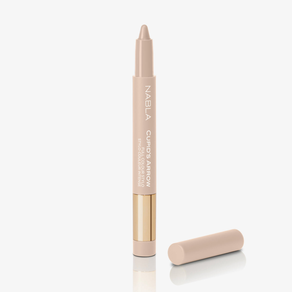 Beiger Lidschattenstift von NABLA mit goldener Banderole und abgeschraubter Kappe. Produktname „Cupid’s Arrow“ ist seitlich in Weiß aufgedruckt.