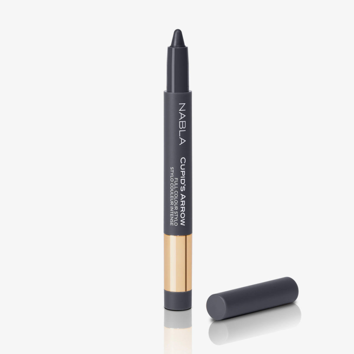 Grauer Lidschattenstift von NABLA mit goldener Banderole und abgeschraubter Kappe. Produktname „Cupid’s Arrow“ ist seitlich in Weiß aufgedruckt.