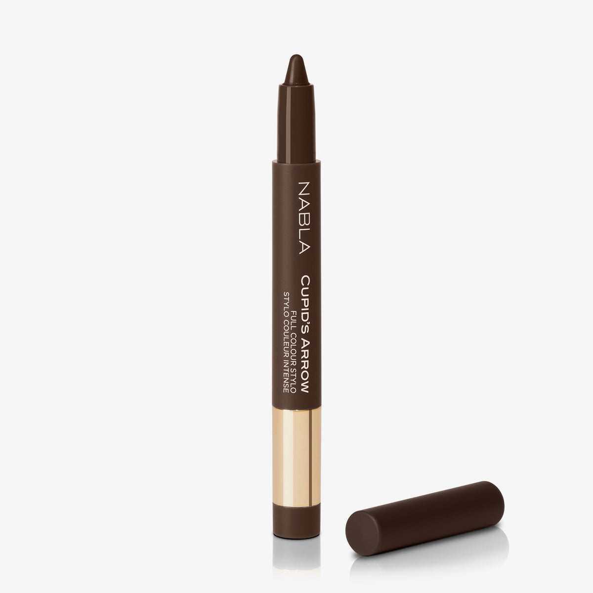 Dunkelbrauner Jumbo-Stift von NABLA mit goldener Banderole und abgeschraubter Kappe. Produktname „Cupid’s Arrow“ ist seitlich in Weiß aufgedruckt.