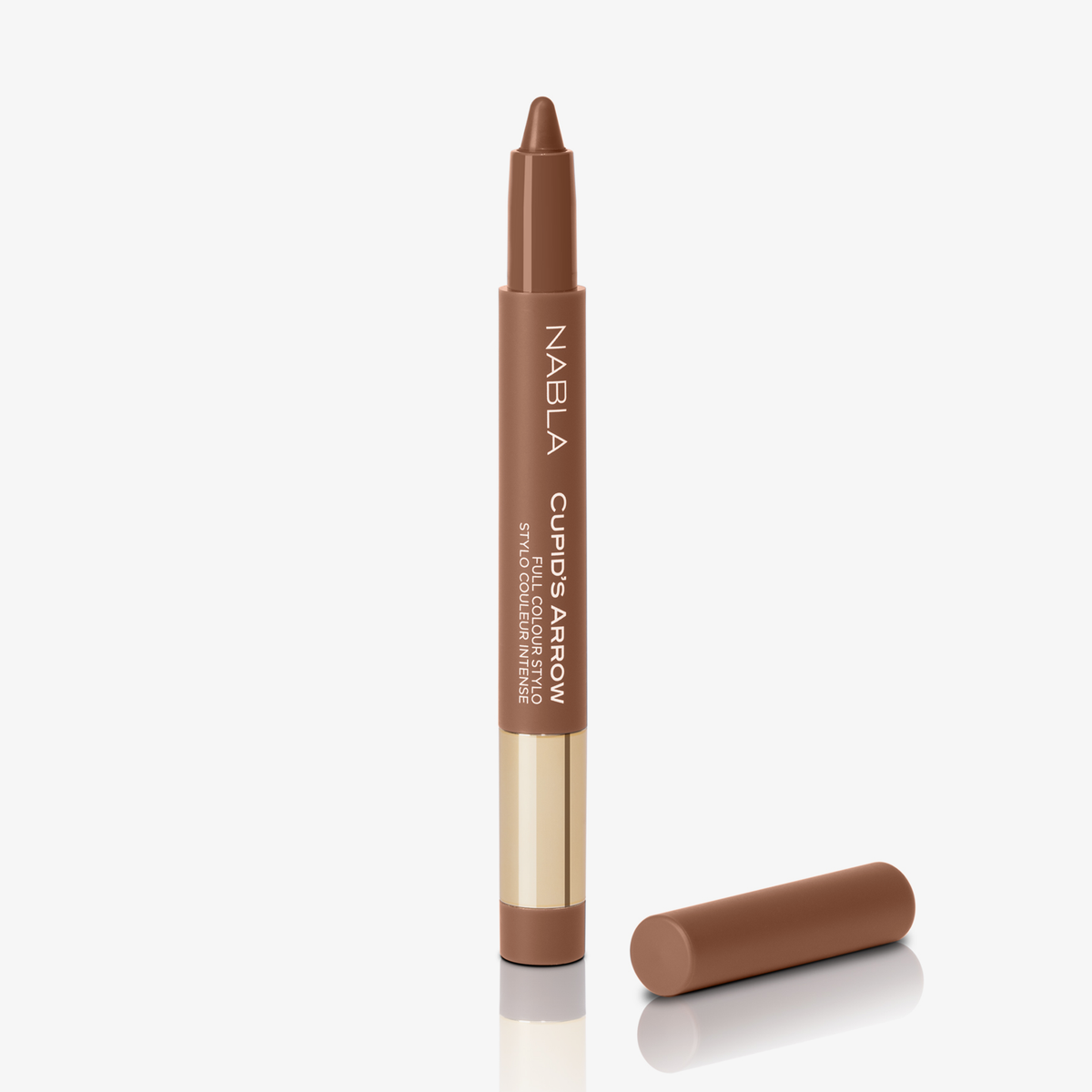 Brauner Jumbo-Stift von NABLA mit goldener Banderole und abgeschraubter Kappe. Produktname „Cupid’s Arrow“ ist seitlich in Weiß aufgedruckt.