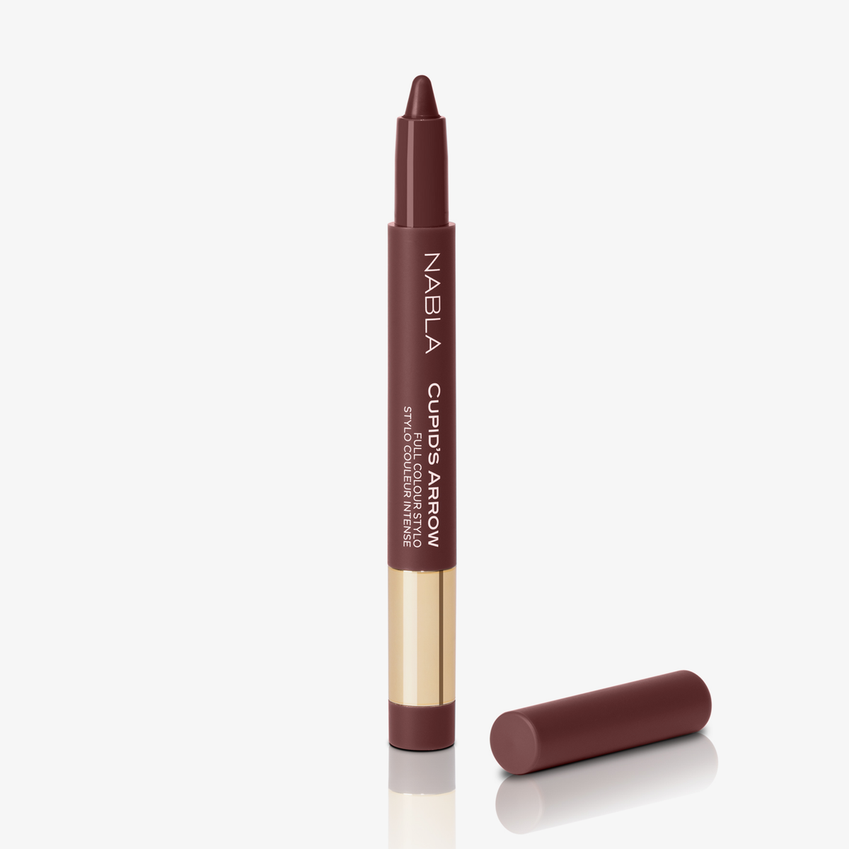 Cremefarbener Kajalstift in einem warmen Beeren-Ton mit goldener Banderole, daneben liegt die abgenommene Kappe – Produkt steht aufrecht.
