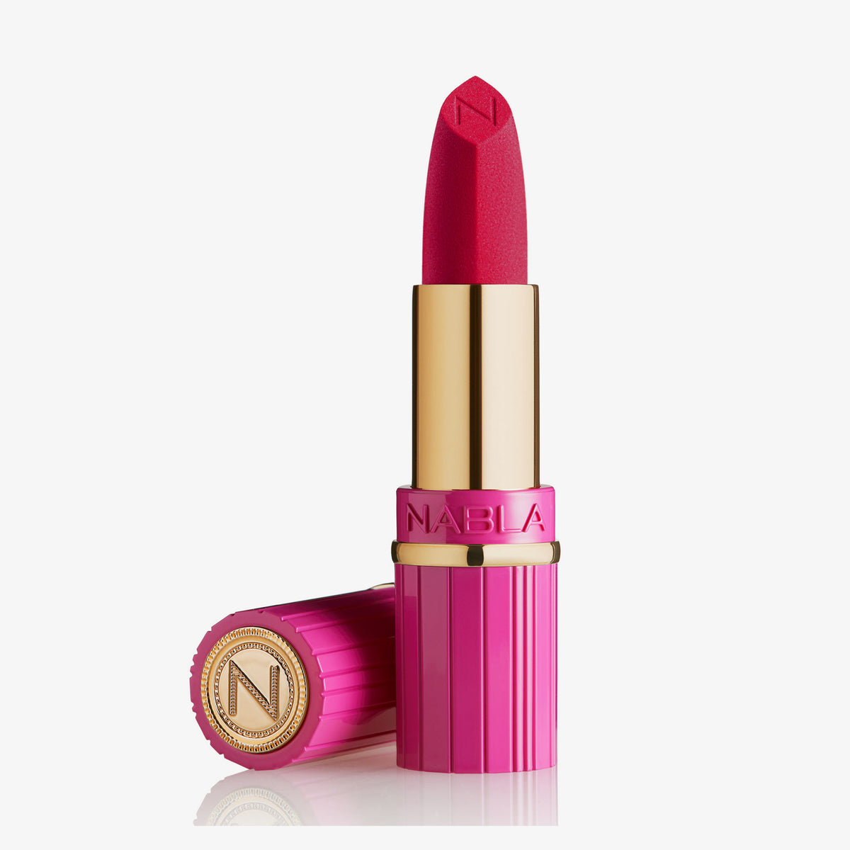Matte Pleasure Lipstick in der Farbe Carnal Flower – Limited Edition in einem gold-weißen Etui mit einem erhabenen N auf der Kappe und der Lippenstiftspitze.