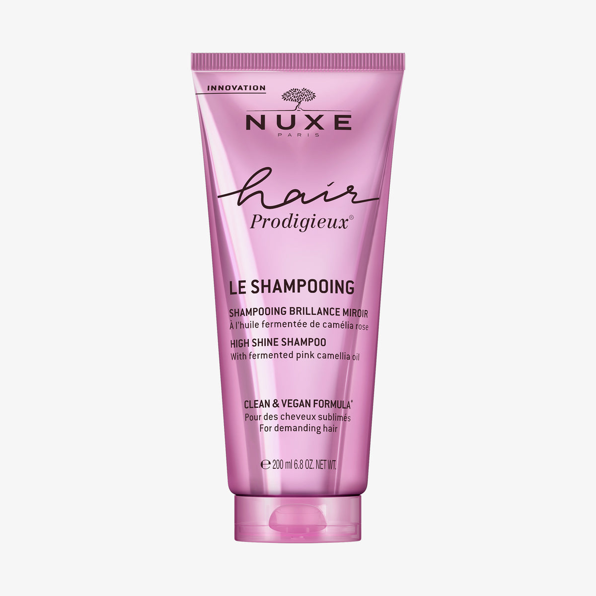 200 ml rosa Tube NUXE Hair Prodigieux Glanz-Shampoo für anspruchsvolles Haar auf weißem Hintergrund.