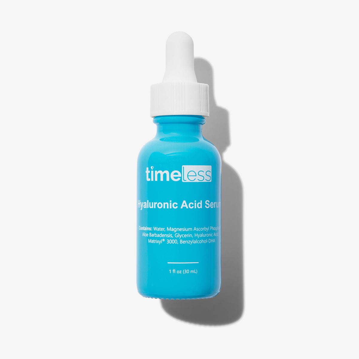 Blaue Pipettenflasche Hyaluronsäure-Vitamin-C-Serum in 30 ml von Timeless Skin Care auf weißem Hintergrund.
