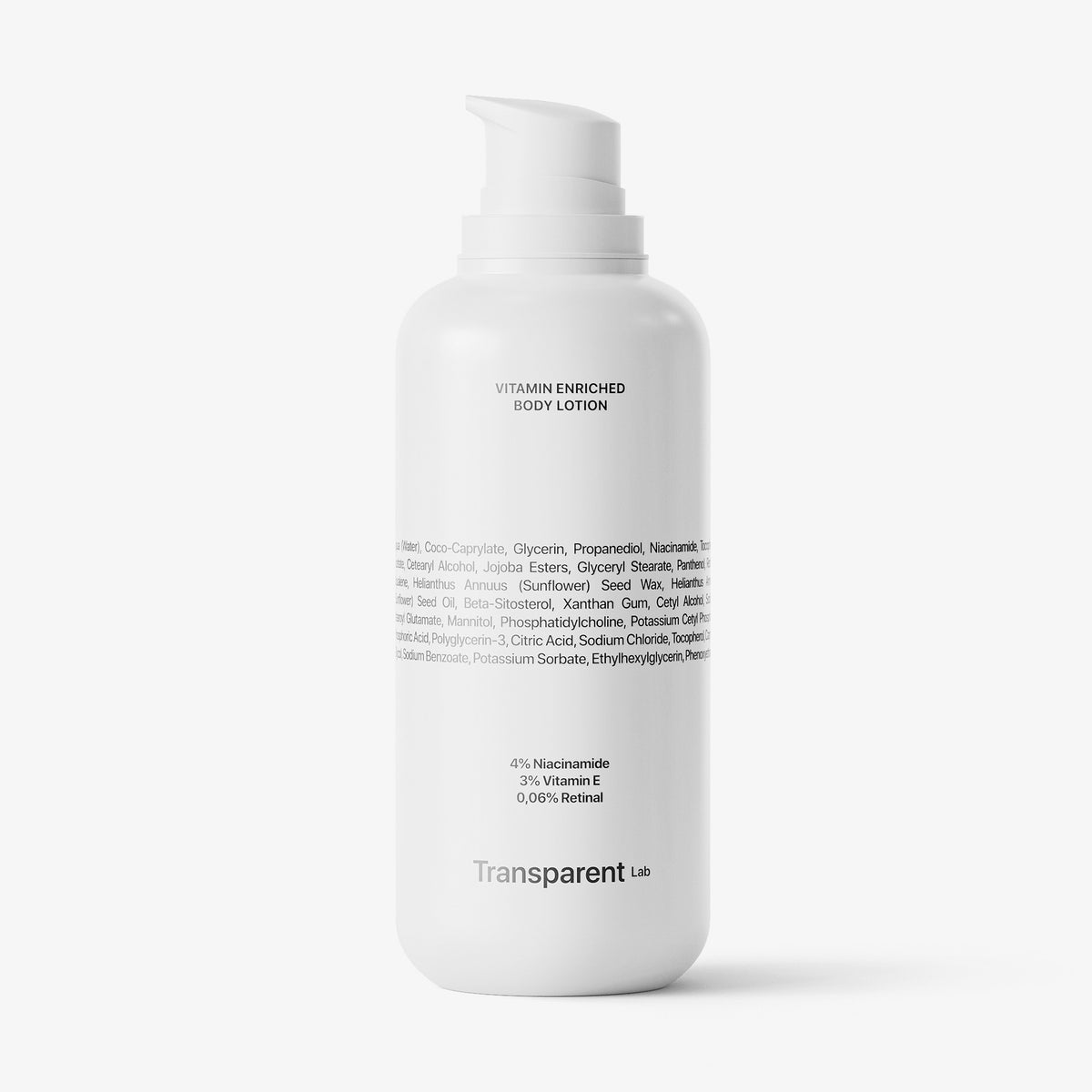 Weiße Flasche Vitamin Enriched Body Lotion von Transparent Lab mit Pumpspender und aufgedruckter Inhaltsstoffe.