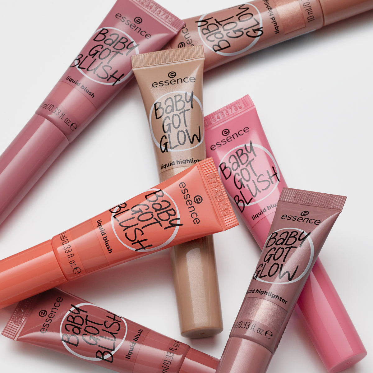 Essence BABY GOT GLOW liquid highlighter und blushes auf weißer Oberfläche.