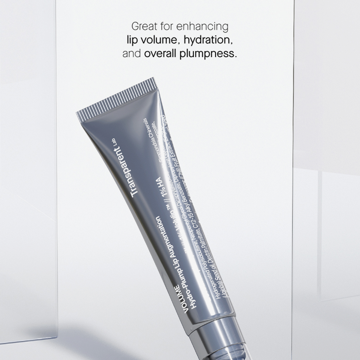 Silberne Tube Volume Hydrating Lip-Plumping Treatment mit Text zur Verbesserung von Lippenvolumen, Feuchtigkeit und Fülle.