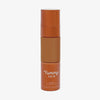 Eine halbtransparente und bronzene Flasche Yummy Skin Serum Foundation 17W mit braunem Inhalt.