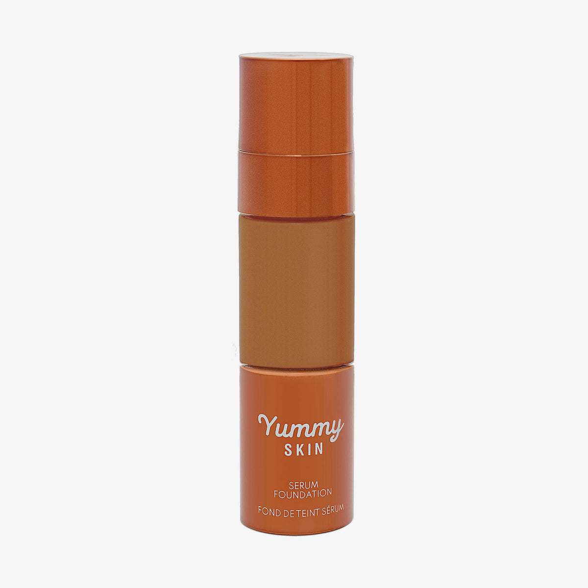 Eine halbtransparente und bronzene Flasche Yummy Skin Serum Foundation 17W mit braunem Inhalt.