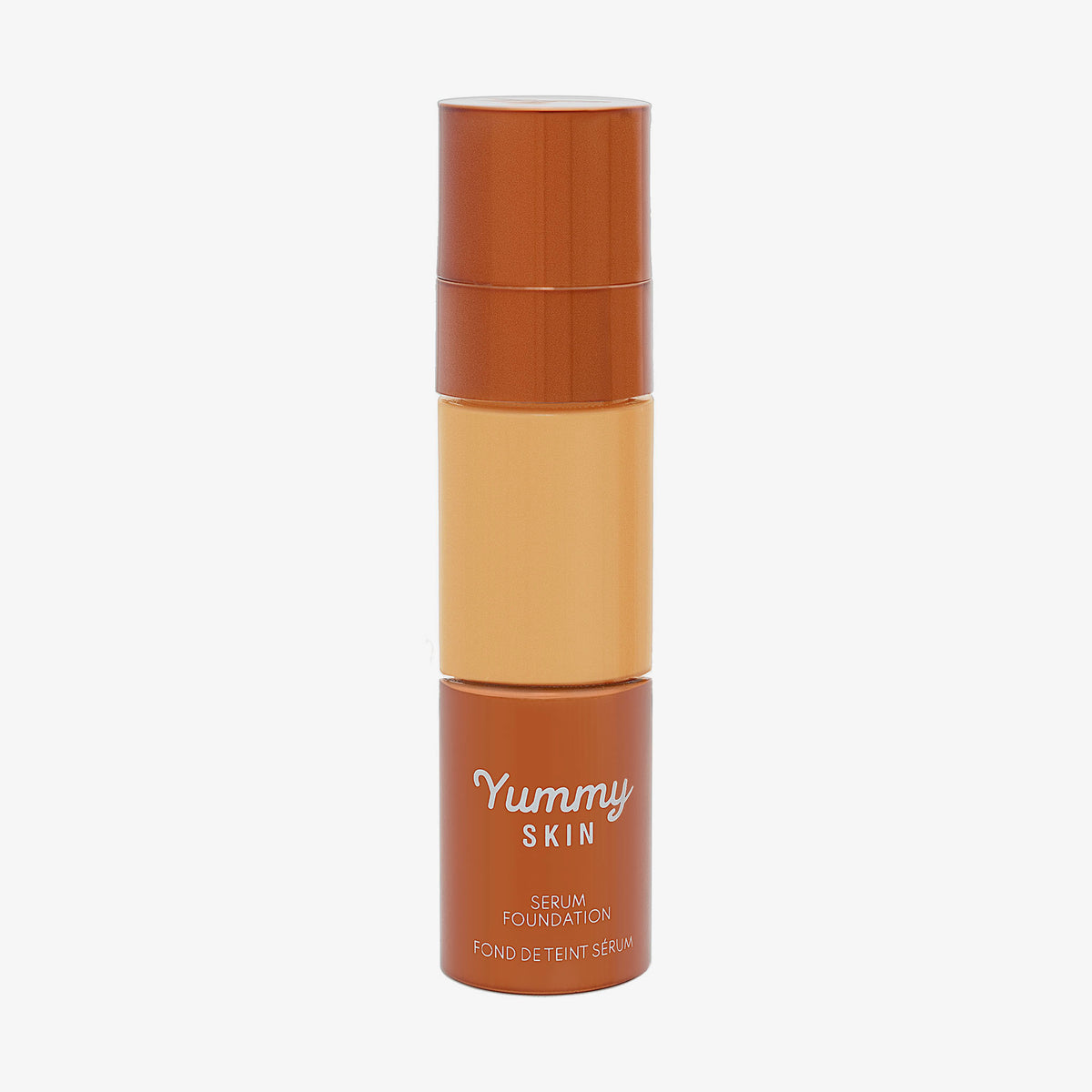 Eine halbtransparente und bronzene Flasche Yummy Skin Serum Foundation 10G mit mittelbeigem Inhalt.