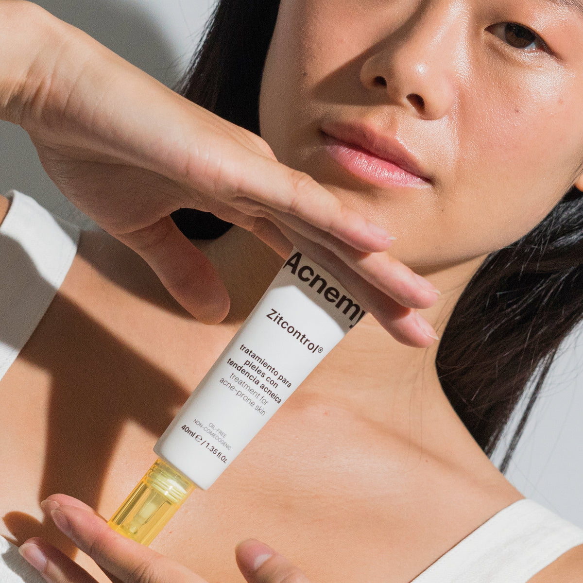 Eine Person hält eine Tube Zitcontrol zwischen den Händen und schaut in die Kamera